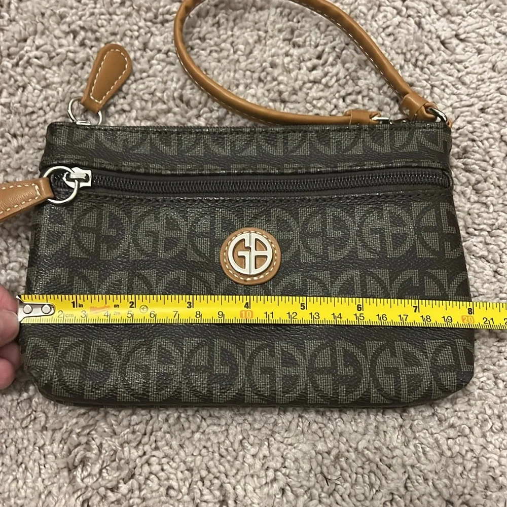 NWOT Giani Bernini women’s monogram brown and tan wristlet